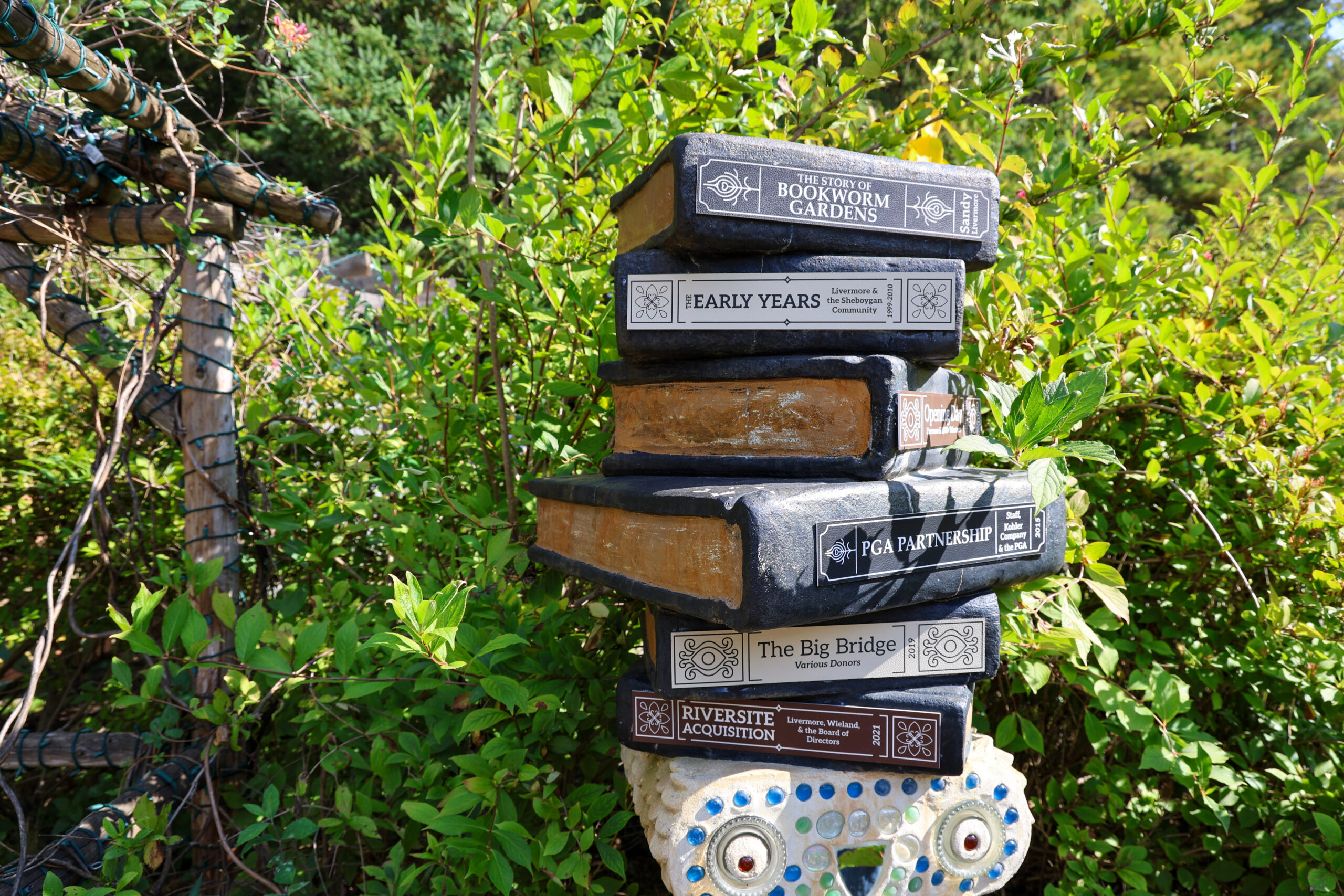 A statue of stacked books in Bookworm Gardens.